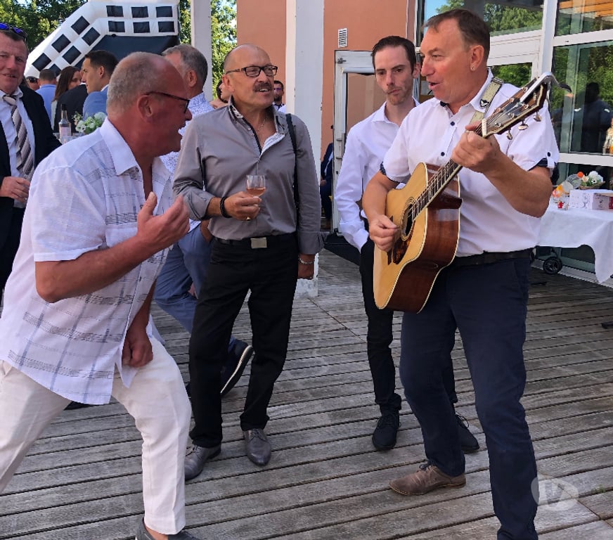 Organisations d'evènements Morbihan Vannes - 56000 - Photos Vivastreet chanteur musicien pour cocktail et bal sur vannes