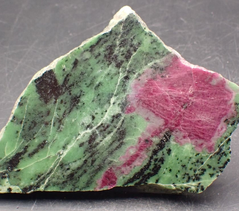 Photos Vivastreet Rubis , Zoïsite , Pargasite(Fluorescence rouge sous UV long
