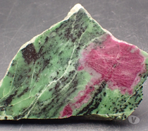 Photos Vivastreet Rubis , Zoïsite , Pargasite(Fluorescence rouge sous UV long