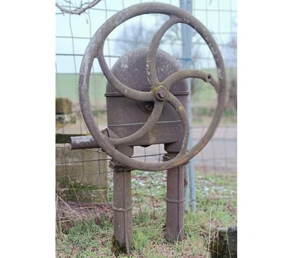 Bricolage - Jardin - Outillage Rainville Vosges - Photos Vivastreet Pompe à godet ( puit )