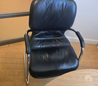 Fauteuil design noir en bon état