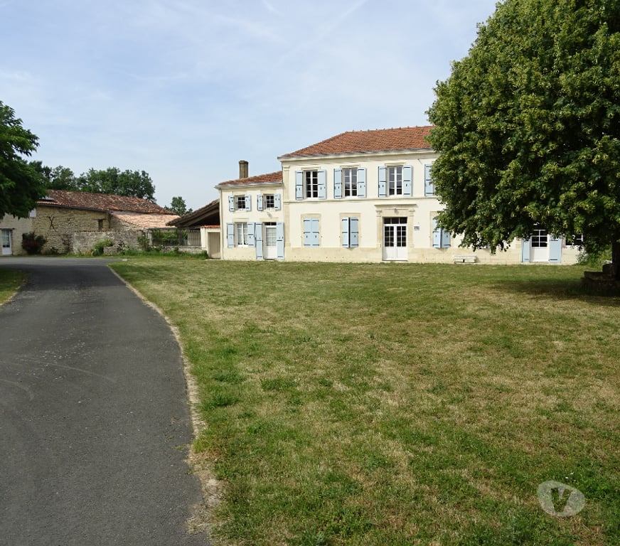 Vente Maison Charente-Maritime Tonnay Boutonne - 17380 - Photos Vivastreet Charentaise, 295m2, 395000€