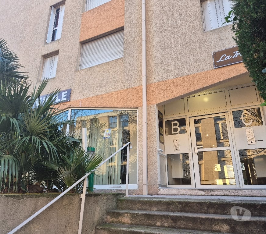 Appartements à vendre Bouches-du-Rhône Aubagne - 13400 - Photos Vivastreet Particulier vend studio libre à Aubagne -agence s'abstenir-