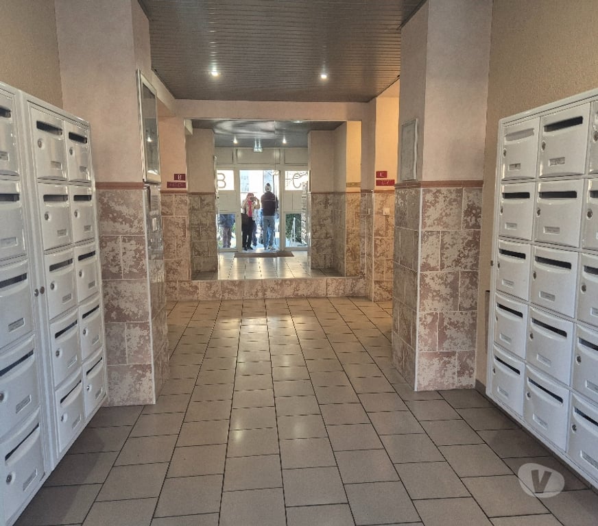Appartements à vendre Bouches-du-Rhône Aubagne - 13400 - Photos Vivastreet Particulier vend studio libre à Aubagne -agence s'abstenir-