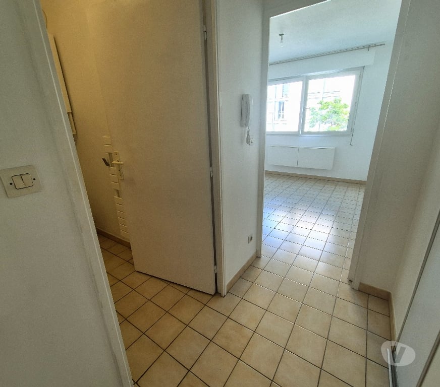 Appartements à vendre Bouches-du-Rhône Aubagne - 13400 - Photos Vivastreet Particulier vend studio libre à Aubagne -agence s'abstenir-