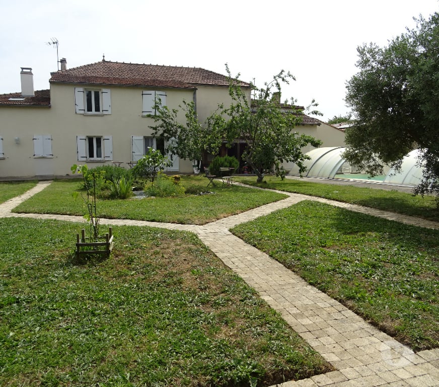 Vente Maison Charente-Maritime Tonnay Boutonne - 17380 - Photos Vivastreet Spacieuse maison charentaise à Tonnay-Boutonne .