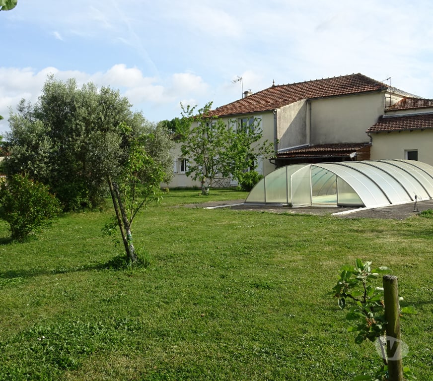 Vente Maison Charente-Maritime Tonnay Boutonne - 17380 - Photos Vivastreet Spacieuse maison charentaise à Tonnay-Boutonne .