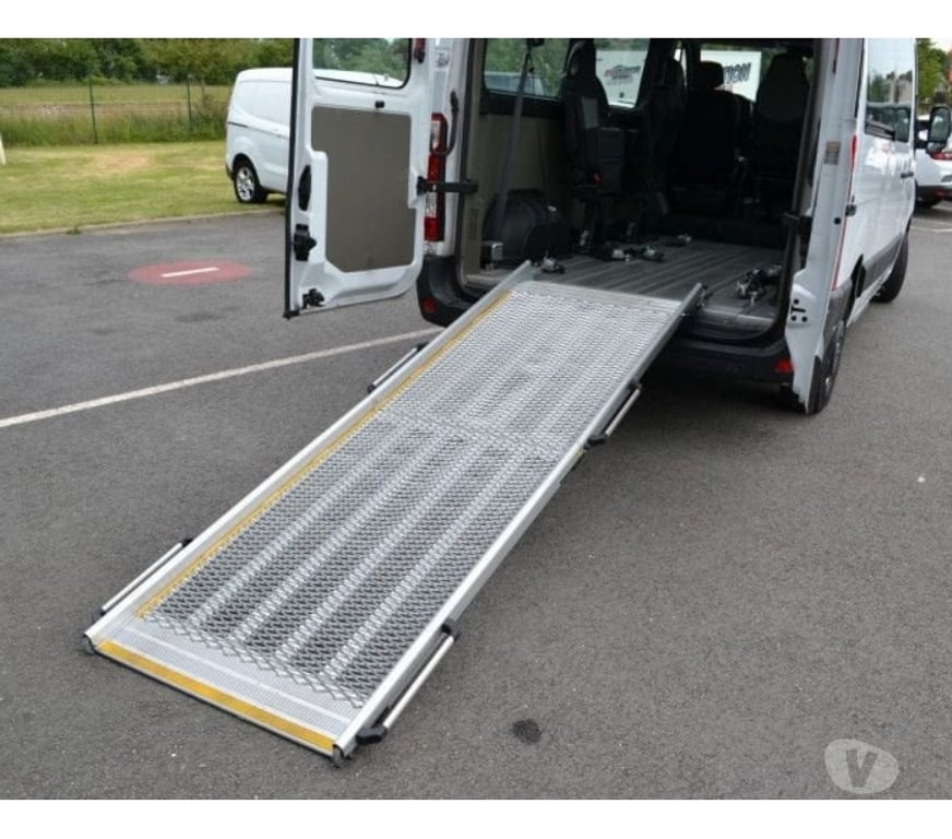 Véhicules commerciaux & utilitaires d'occasion Ille-et-Vilaine Domalain - 35680 - Photos Vivastreet Renault Master III COMBI F3500 L2H2 2.3 DCI 135CH 7CV TPMR