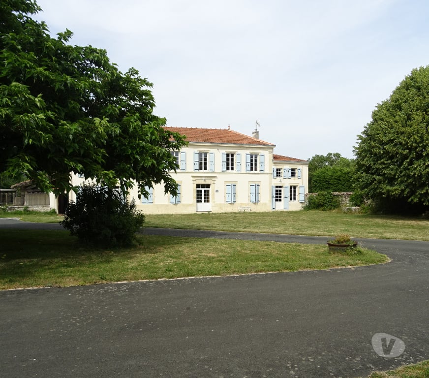 Vente Maison Charente-Maritime Tonnay Boutonne - 17380 - Photos Vivastreet Maison de caractère rénovée, 295 m², 5 chambres