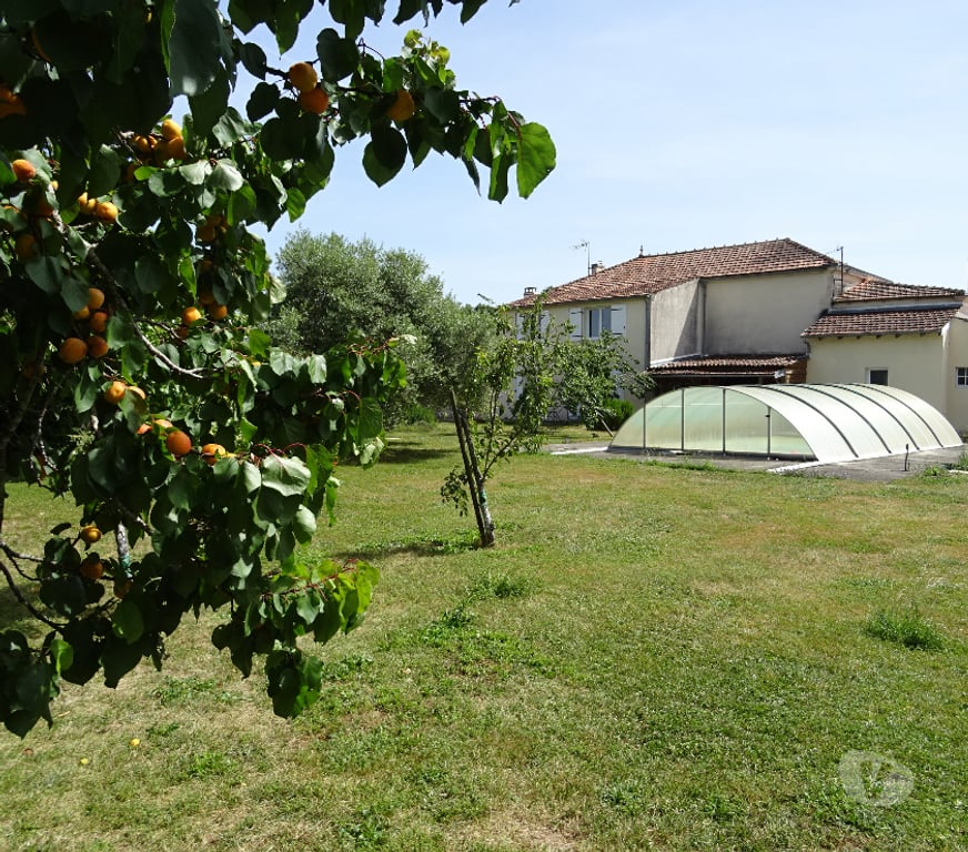 Vente Maison Charente-Maritime Tonnay Boutonne - 17380 - Photos Vivastreet Maison de caractère rénovée, 295 m², 5 chambres