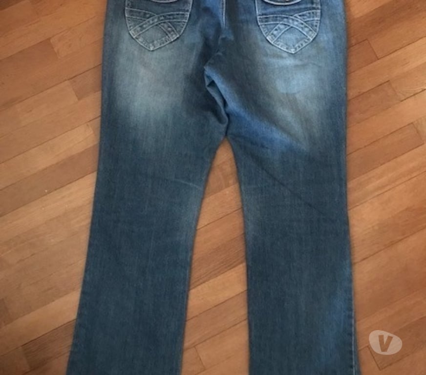 Vêtements occasion Bas-Rhin Hochfelden - 67270 - Photos Vivastreet Jeans bleu bas évasé femme Taille 44 en TBE