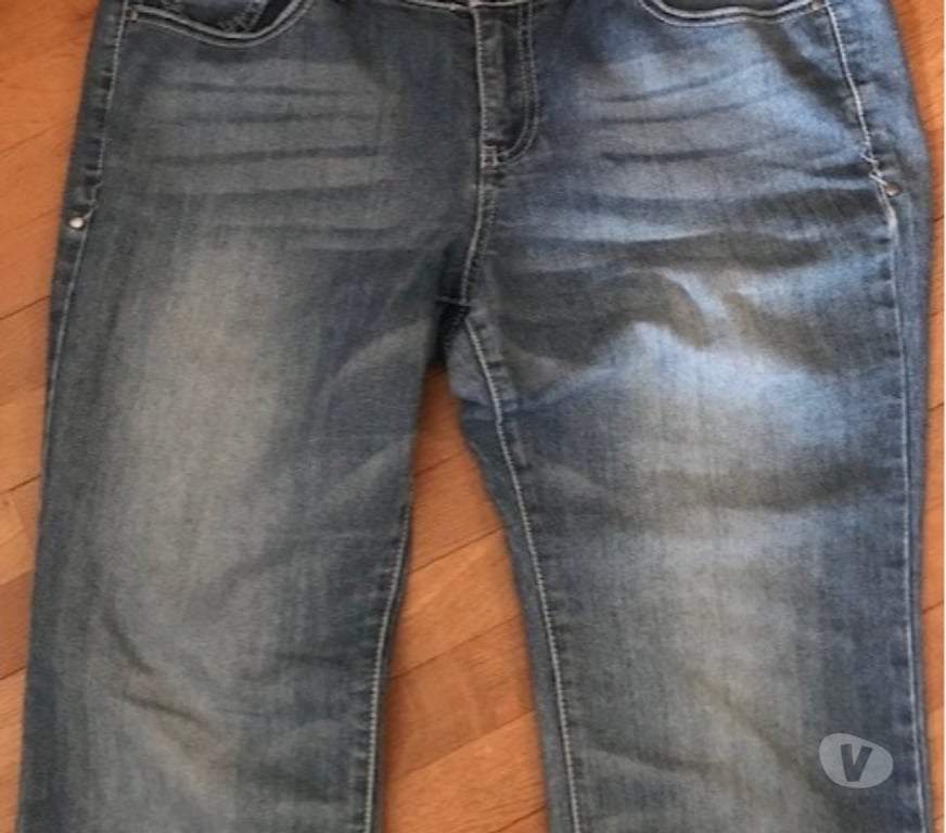 Vêtements occasion Bas-Rhin Hochfelden - 67270 - Photos Vivastreet Jeans bleu bas évasé femme Taille 44 en TBE