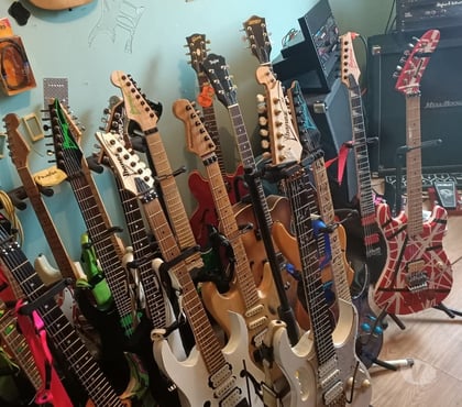 Instruments de musique Paris 15ème ardt Paris - Photos Vivastreet Guitariste pro chez Sony musique à Paris