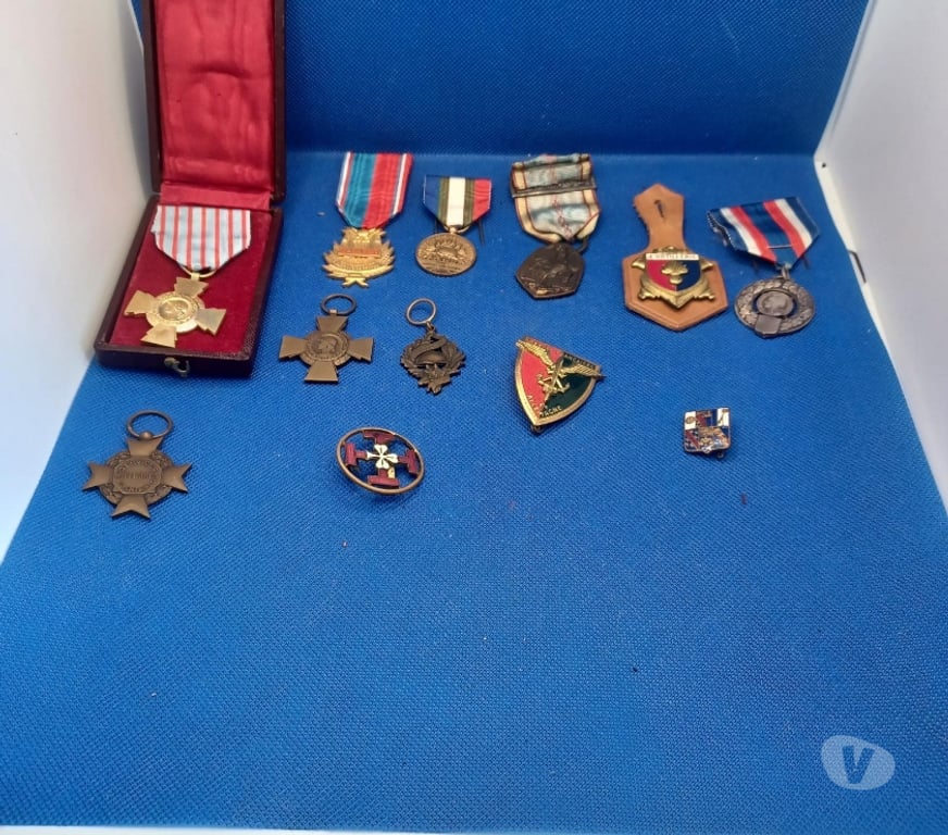 Collection Bas-Rhin Strasbourg - Photos Vivastreet médailles broches épinglettes et divers
