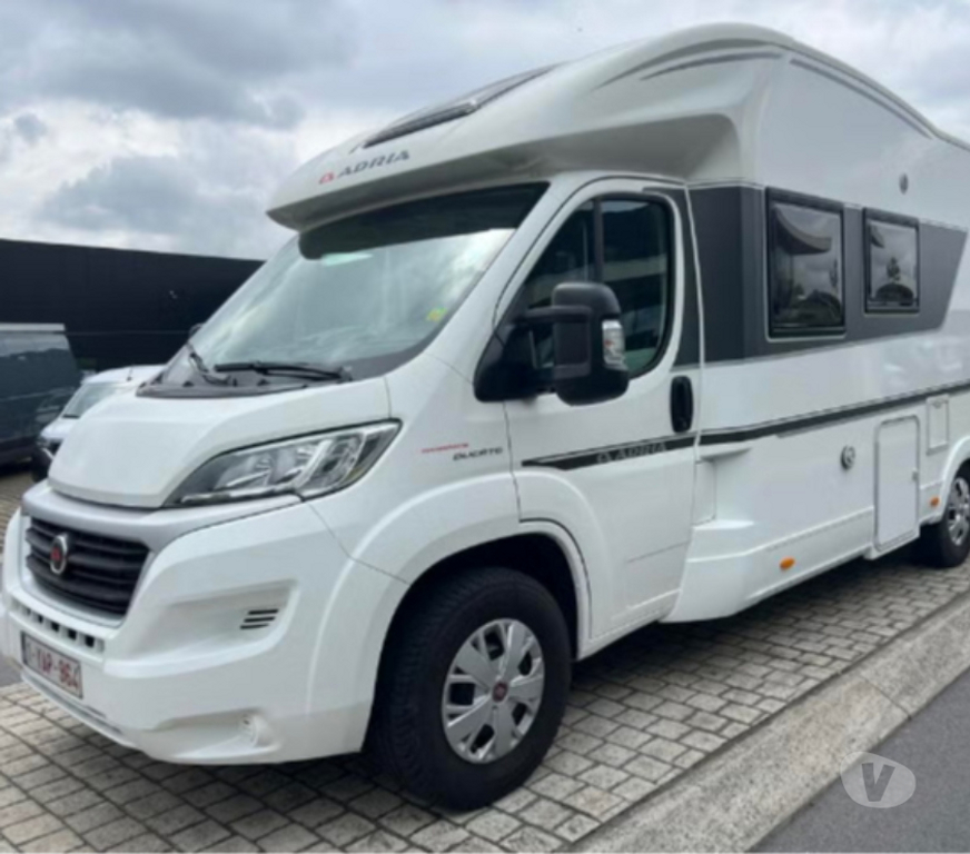 Camping car occasion Paris Paris 20ème ardt - 75020 - Photos Vivastreet Camping-car d'occasion Adria Matrix 670 DL comme neuf