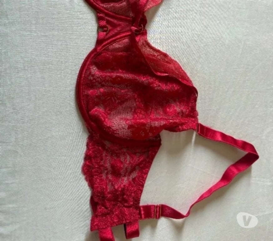 Vêtements occasion Hauts-de-Seine Courbevoie - 92400 - Photos Vivastreet Soutien gorge rouge 95F