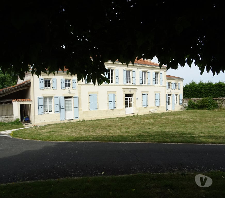 Vente Maison Charente-Maritime Tonnay Boutonne - 17380 - Photos Vivastreet Maison rénovée290m2, 5 chambres