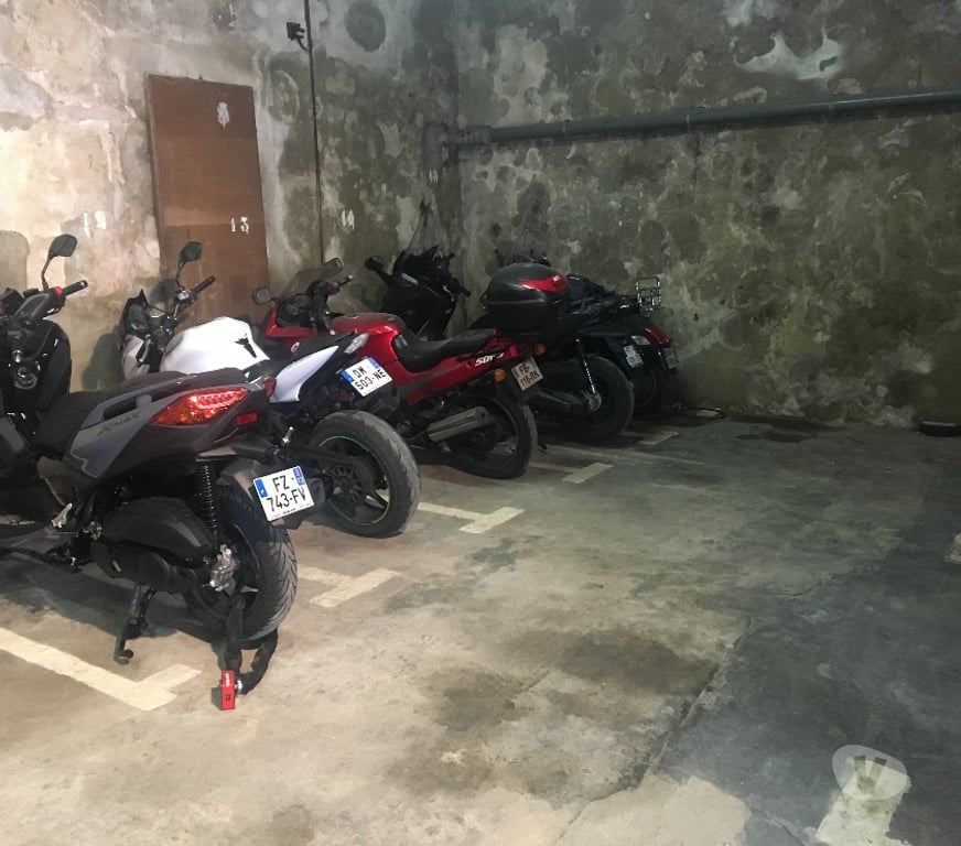 Parkings - Garages Bouches-du-Rhône Marseille - Photos Vivastreet Place de moto dans un garage sécurisé