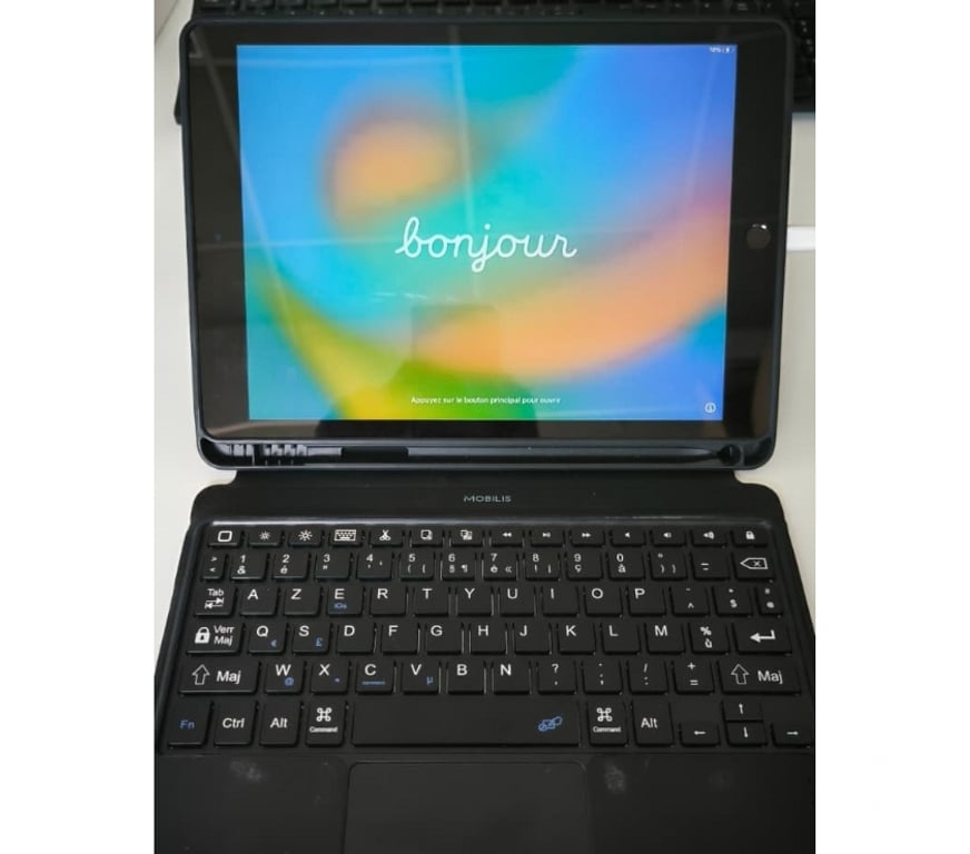 Informatique Ille-et-Vilaine Rennes - Photos Vivastreet iPad 9e génération + clavier