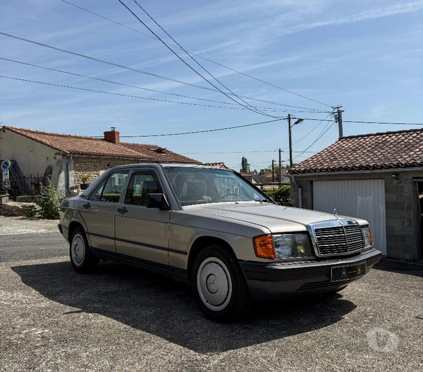 Voiture de collection Charente-Maritime La Rochelle - 17000 - Photos Vivastreet Mercedes 190E 2.3 - 89 188 km - Historique complet