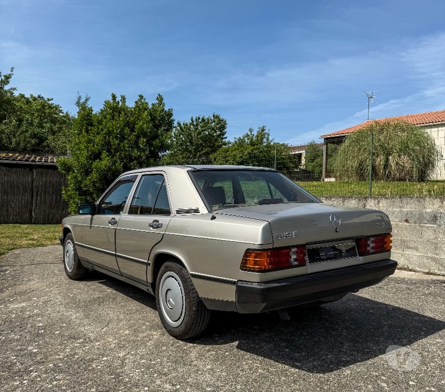 Voiture de collection Charente-Maritime La Rochelle - 17000 - Photos Vivastreet Mercedes 190E 2.3 - 89 188 km - Historique complet