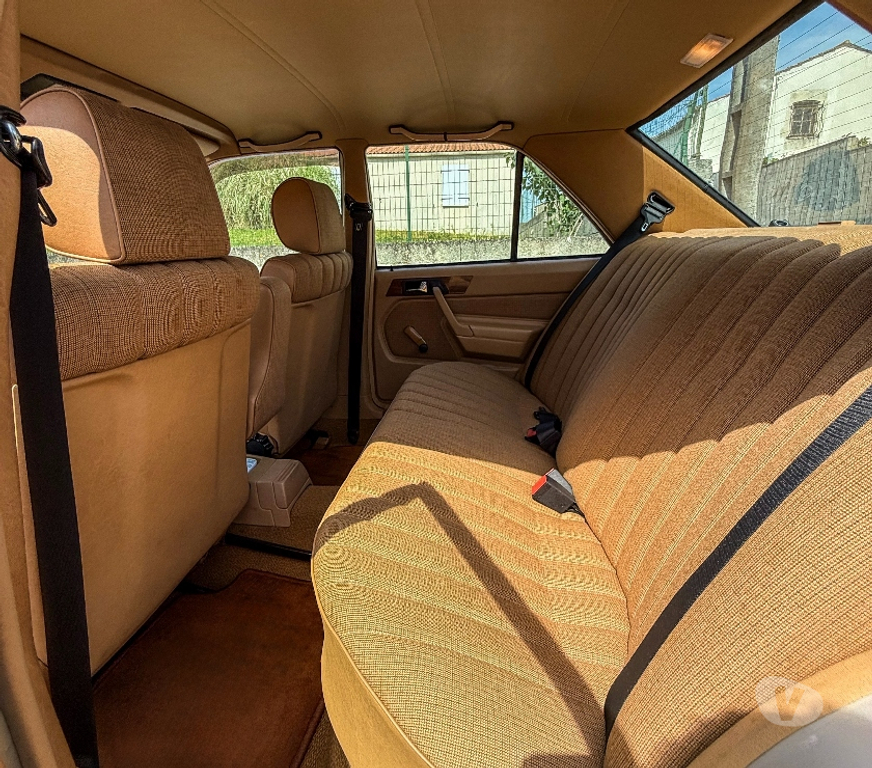 Voiture de collection Charente-Maritime La Rochelle - 17000 - Photos Vivastreet Mercedes 190E 2.3 - 89 188 km - Historique complet