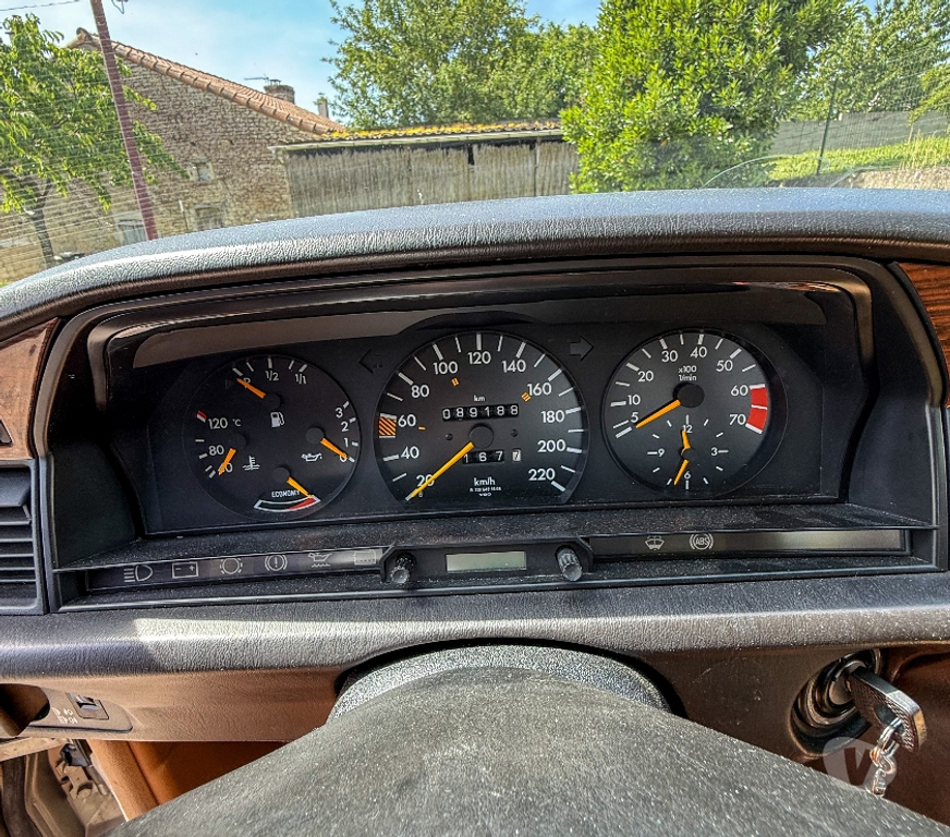 Voiture de collection Charente-Maritime La Rochelle - 17000 - Photos Vivastreet Mercedes 190E 2.3 - 89 188 km - Historique complet