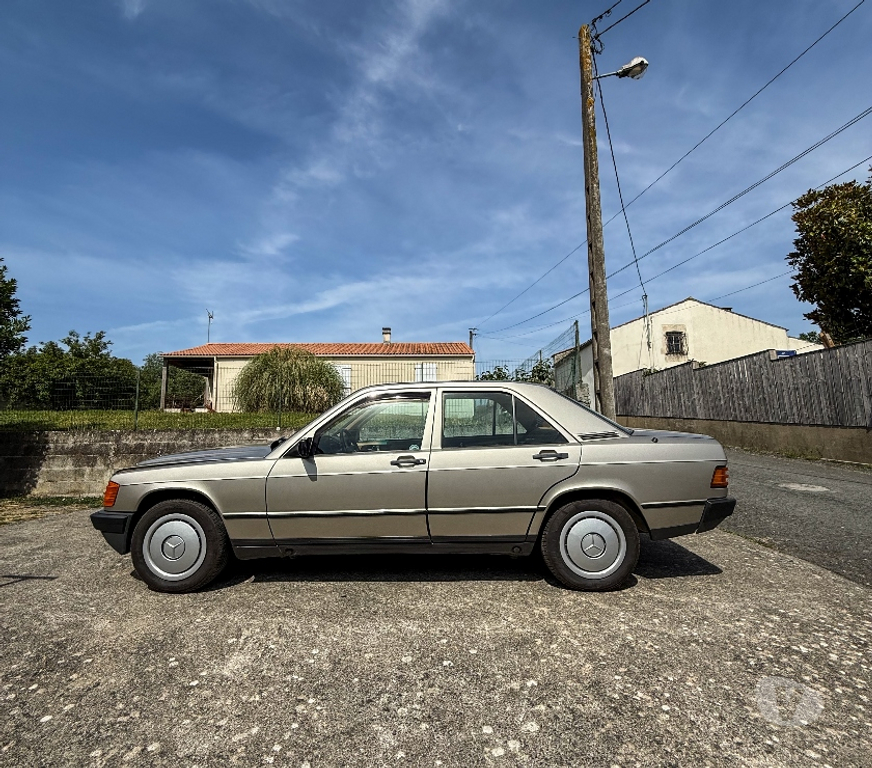 Voiture de collection Charente-Maritime La Rochelle - 17000 - Photos Vivastreet Mercedes 190E 2.3 - 89 188 km - Historique complet