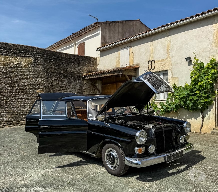 Voiture de collection Charente-Maritime La Rochelle - 17000 - Photos Vivastreet Mercedes 230 Heckflosse 1967 - 6 Cylindres - CG Collection
