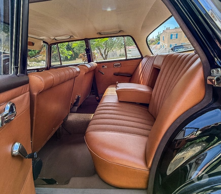 Voiture de collection Charente-Maritime La Rochelle - 17000 - Photos Vivastreet Mercedes 230 Heckflosse 1967 - 6 Cylindres - CG Collection