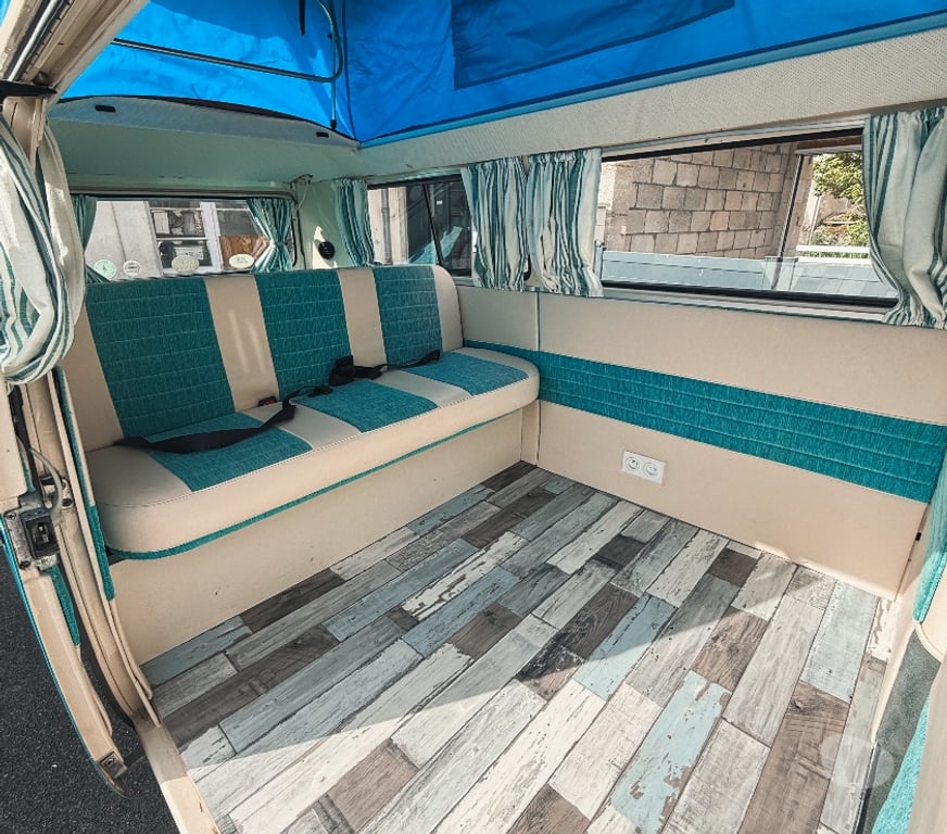 Camping car occasion Charente-Maritime La Rochelle - 17000 - Photos Vivastreet VOLKSWAGEN COMBI T2 – RÉHAUSSE CHAMPIGNON
