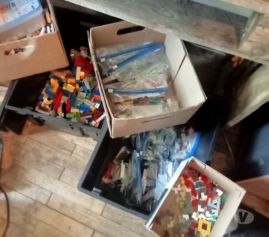 Jeux - Jouets Deux-Sèvres St Maixent l'Ecole - 79400 - Photos Vivastreet Vend petites pièces Légo et personnages