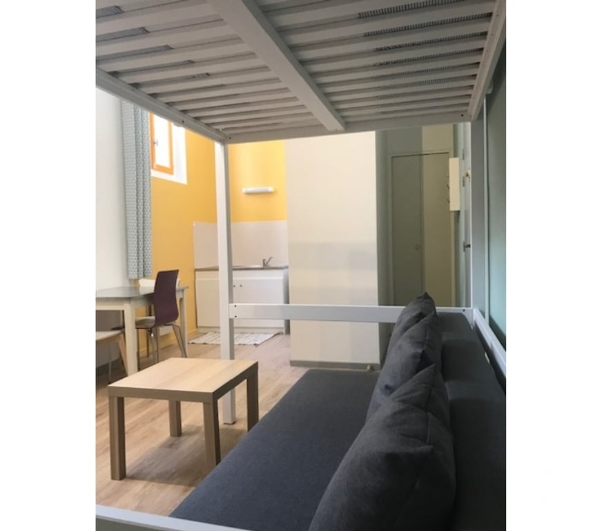 Appartement meublé Vaucluse Avignon - 84000 - Photos Vivastreet GRAND STUDIO MEUBLE 32M2, Centre Ville d'Avignon