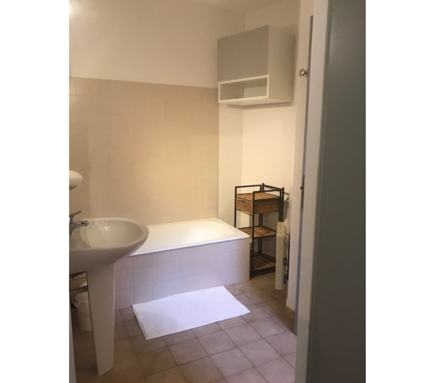 Appartement meublé Vaucluse Avignon - 84000 - Photos Vivastreet GRAND STUDIO MEUBLE 32M2, Centre Ville d'Avignon