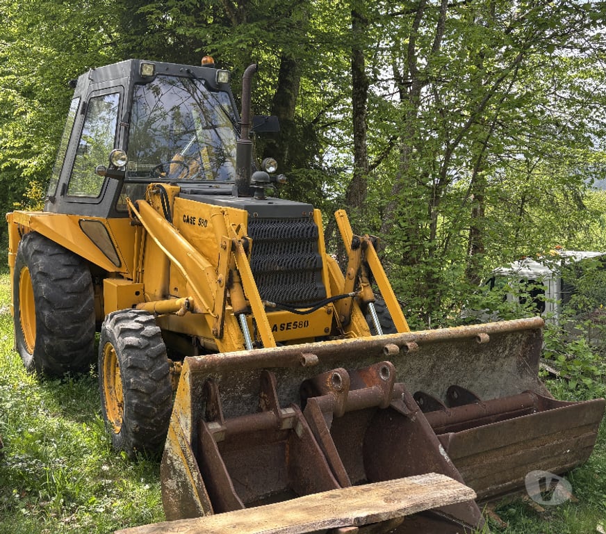 Engins agricoles Isère St Martin d'Uriage - 38410 - Photos Vivastreet TRACTO PELLE CASE 580 G . 4 roues Motrices