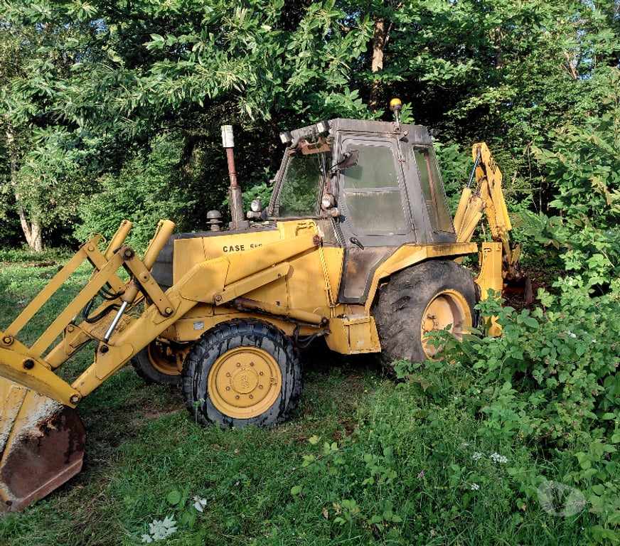 Engins agricoles Isère St Martin d'Uriage - 38410 - Photos Vivastreet TRACTO PELLE CASE 580 G . 4 roues Motrices
