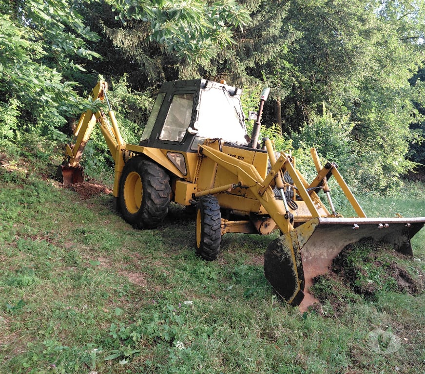 Engins agricoles Isère St Martin d'Uriage - 38410 - Photos Vivastreet TRACTO PELLE CASE 580 G . 4 roues Motrices