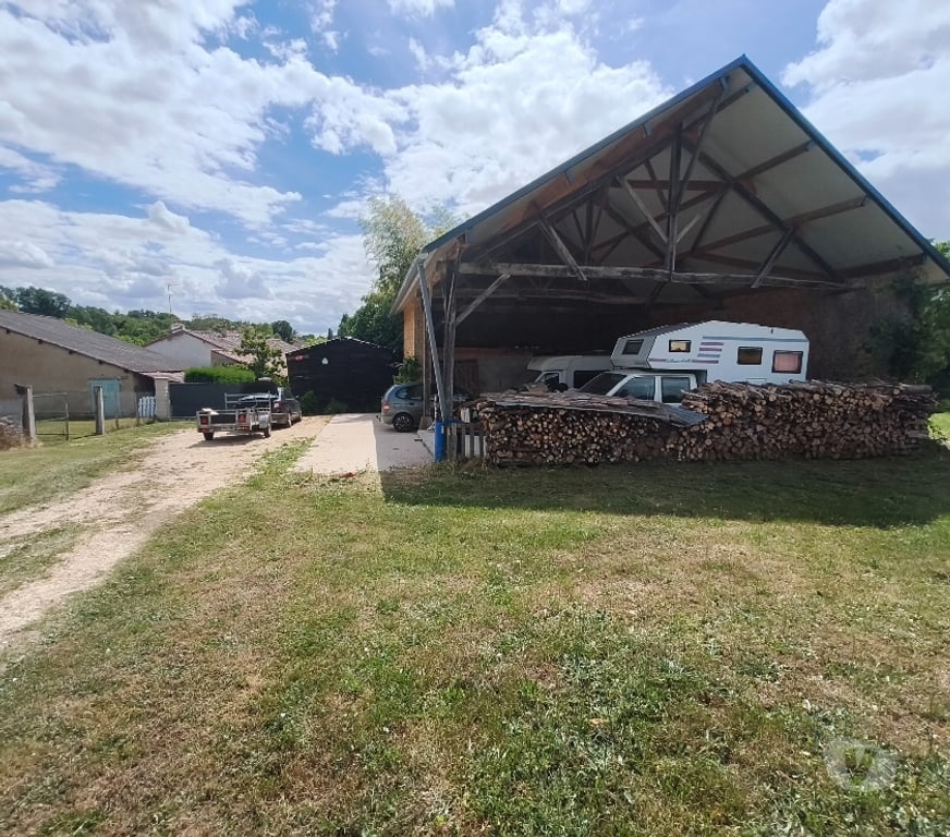 Parkings - Garages Vienne Champagne St Hilaire - 86160 - Photos Vivastreet Hivernage camping car caravane etc