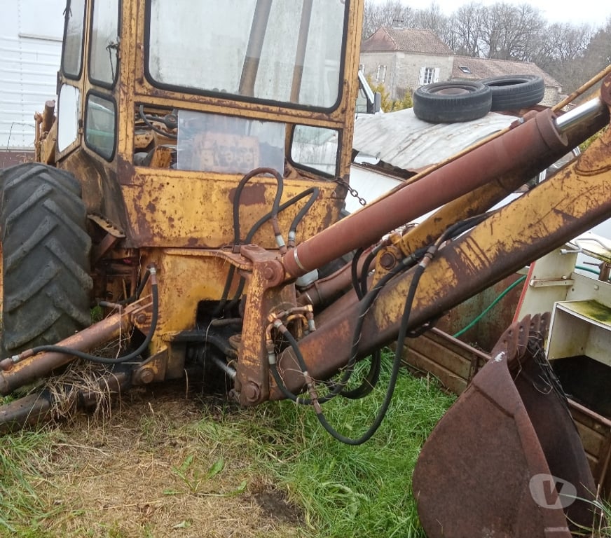 Engins agricoles Dordogne Bertric Buree - 24320 - Photos Vivastreet Tractopelle CASE