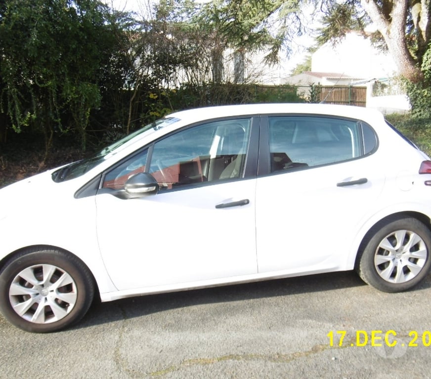 Voiture d'occasion Vienne Poitiers - 86000 - Photos Vivastreet 208 Diesel HDI 1,6 l. 2016, 3000e