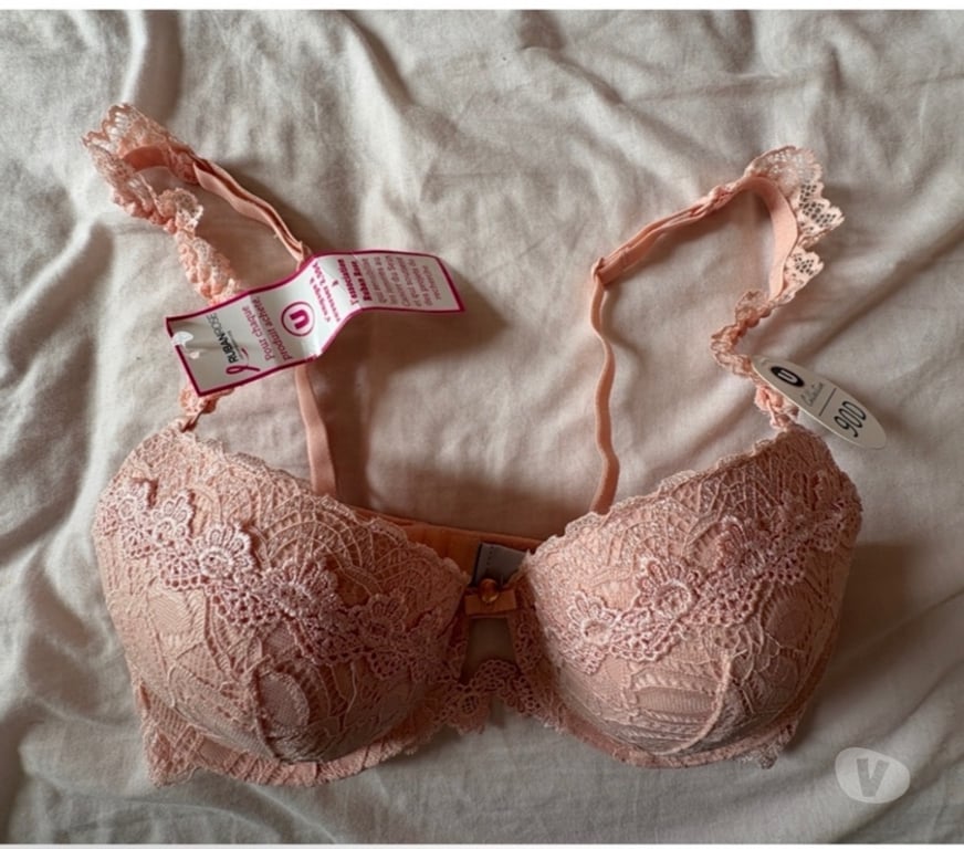Vêtements occasion Hauts-de-Seine Courbevoie - 92400 - Photos Vivastreet Vend soutien gorge rose neuf 90D