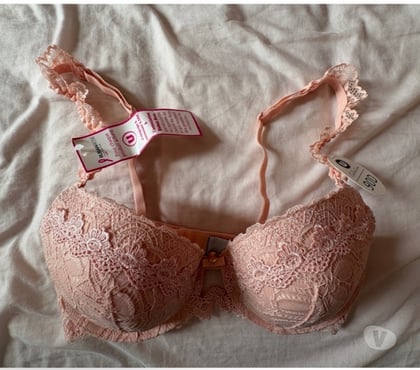 Vêtements Courbevoie Hauts-de-Seine - Photos Vivastreet Vend soutien gorge rose neuf 90D