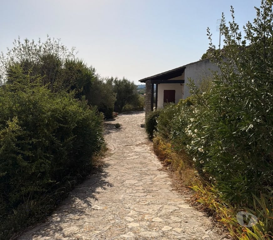 Vente Maison Gard Beaucaire - 30300 - Photos Vivastreet Maison sur jardin avec vue et sa dépendance.