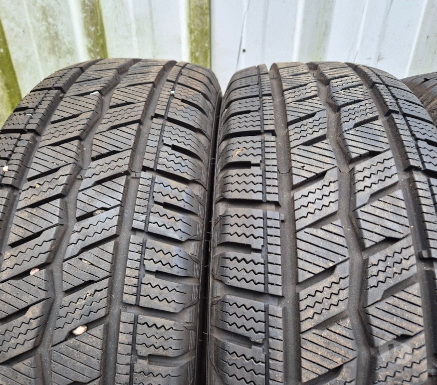 Pièces et services auto Loire St Etienne - Photos Vivastreet 2 pneus été neige 205 65 16 95H ou camionnette