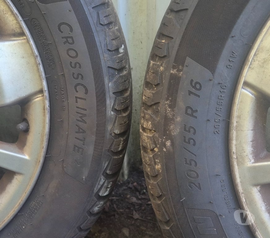 Pièces et services auto Loire St Etienne - Photos Vivastreet 2 roues Alu 4 Saisons 205 55 16 91W Michelin Renault envoi p