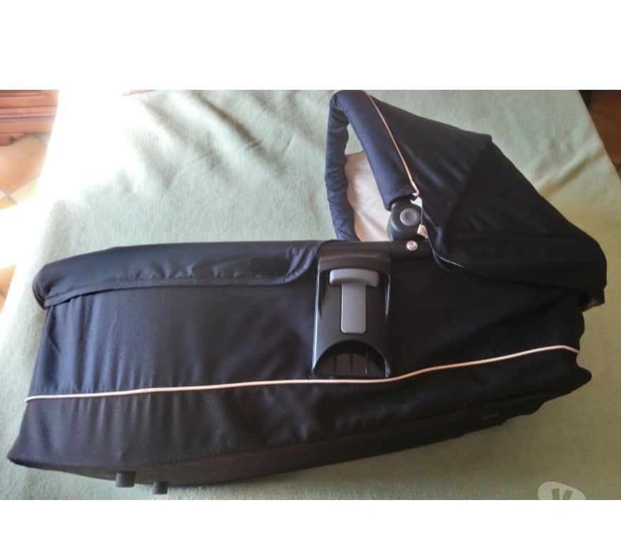 Equipements bébés Seine-Saint-Denis La Courneuve - 93120 - Photos Vivastreet Nacelle pliable avec matelas