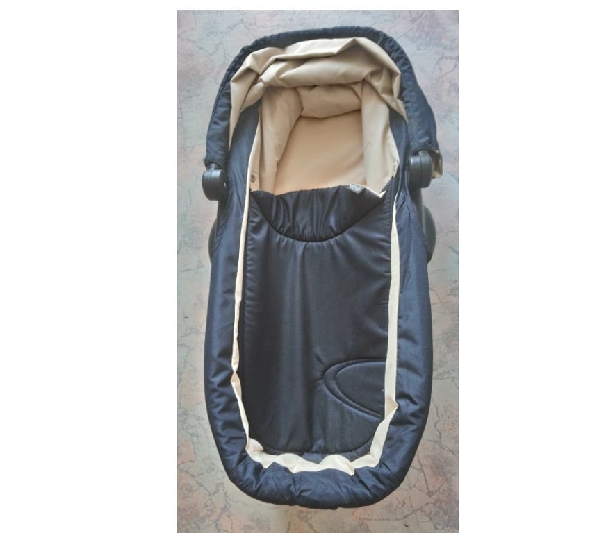 Equipements bébés Seine-Saint-Denis La Courneuve - 93120 - Photos Vivastreet Nacelle pliable avec matelas