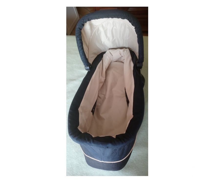 Equipements bébés Seine-Saint-Denis La Courneuve - 93120 - Photos Vivastreet Nacelle pliable avec matelas