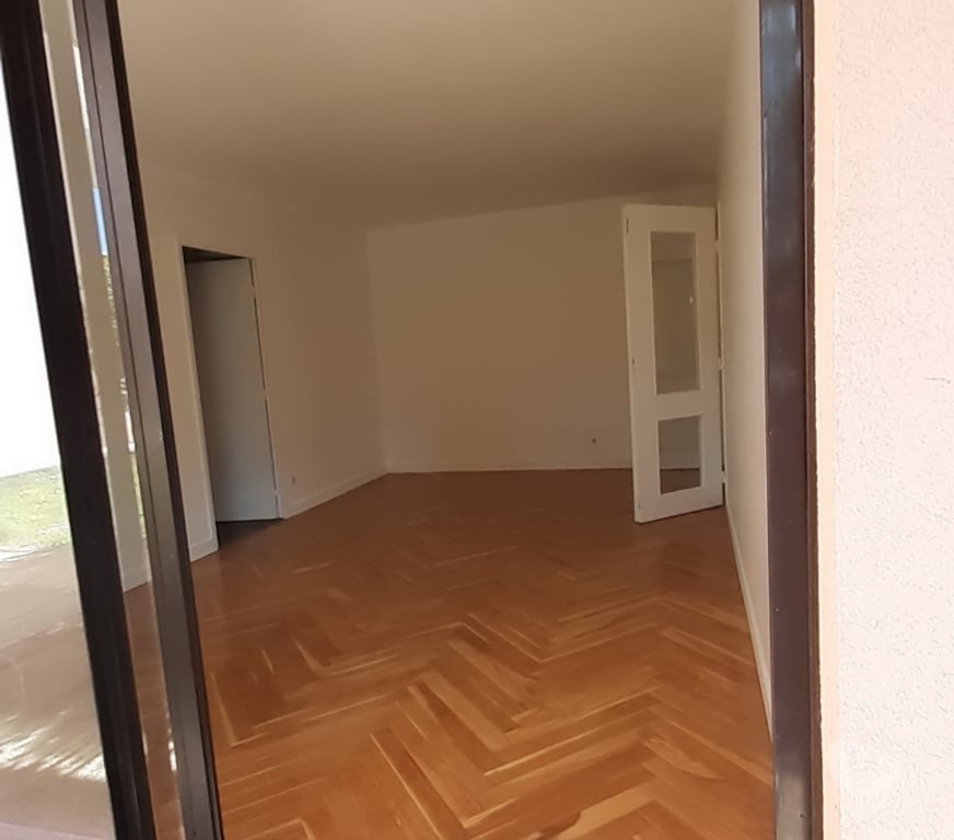 Location appartement Rhône Ste Foy les Lyon - 69110 - Photos Vivastreet T2 45m2 avec jardin 126 m2,garage,dans parc,tennis,volley,