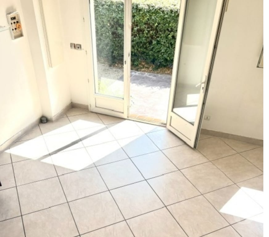 Vente Maison Bouches-du-Rhône Eyguieres - 13430 - Photos Vivastreet Coquette petite maison R+1 avec jardin
